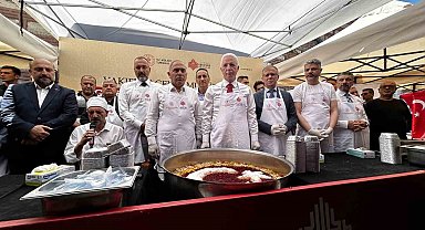 Tarihi Mısır Çarşısında 20 bin kişiye Aşure dağıtımı