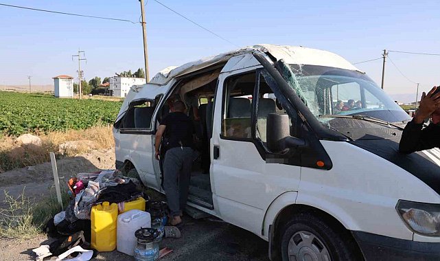 Tarım işçilerini taşıyan minibüs takla attı: 9 yaralı