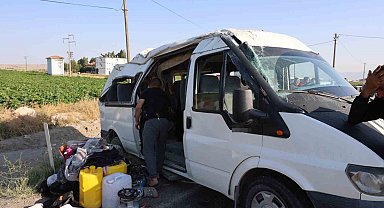 Tarım işçilerini taşıyan minibüs takla attı: 9 yaralı