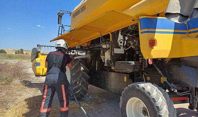 Tarlada çalışan biçerdöverde korkutan yangın