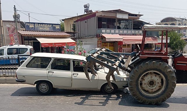 Tarsus'ta otomobil traktöre arkadan çarptı: 2 yaralı