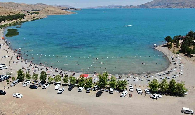 Tatilciler Ege sahillerini aratmayan Hazar Gölü'ne akın etti