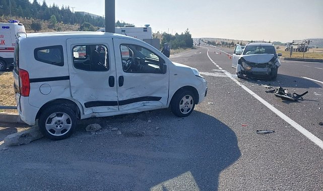 Tavşanlı'da hafif ticari araçlar çarpıştı: 4 yaralı
