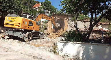 Tehlike saçan metruk binalar yıkıldı