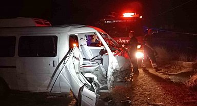 Tek taraflı kazada yolcu araçta sıkıştı