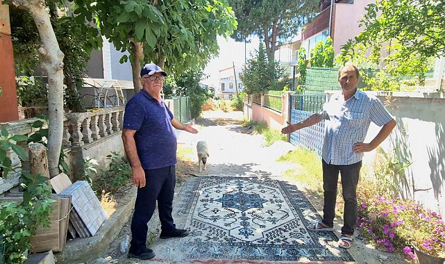 Tekirdağ'da belediye yol yapmayınca vatandaş sokağa halı serdi