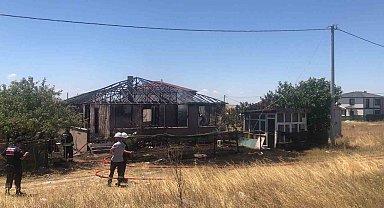 Tekirdağ'da çıkan yangında müstakil ev küle döndü