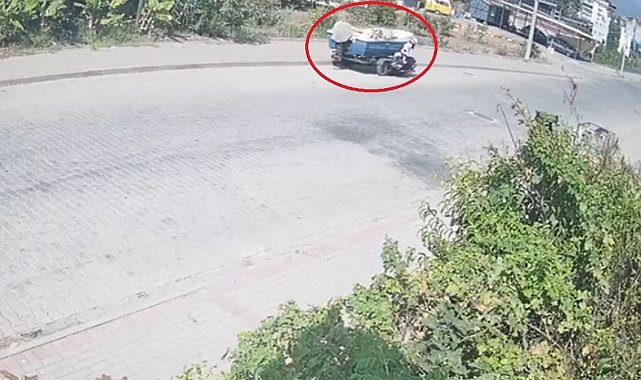 Tekne yüklü römorka çarpan motosikletli kaskı sayesinde hayatta kaldı