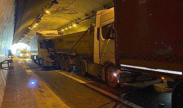 TEM Otoyolu'nda 3 tır ile hafriyat kamyonu zincirleme kazaya karıştı: 2 yaralı