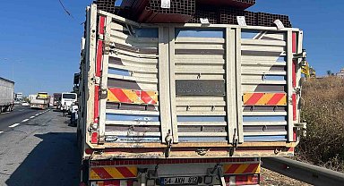 TEM'de yolcu otobüsü kamyona çarptı: 1'i ağır 7 yaralı