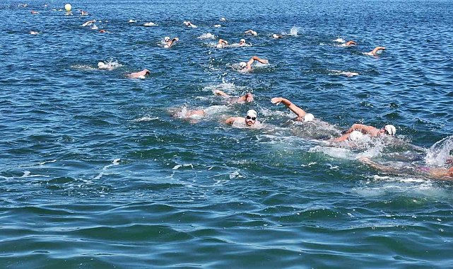 Terme'de açık su yüzme yarışması renkli görüntülere sahne oldu
