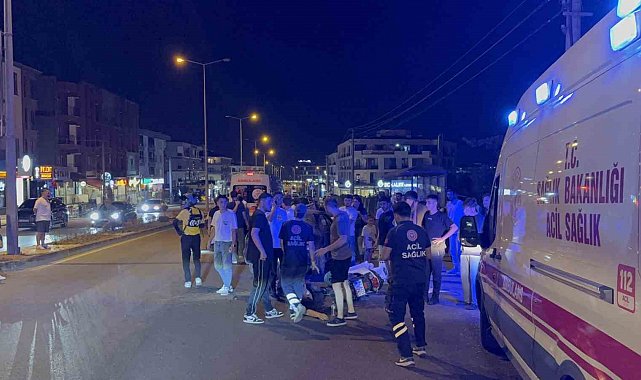 Ters şeritten U dönüşü yapan otomobil motosikletle çarpıştı: 2 yaralı