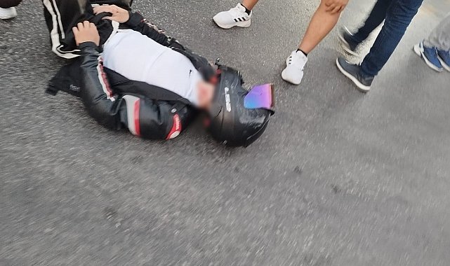 Ters yönden dönüş yapan araç motosikletle çarpıştı: 2 yaralı