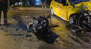 Ticari taksi refüje çarptı, motoru yerinden fırladı