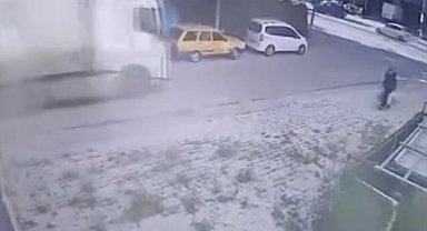 Tır, dorsesine takılı kalan hafif ticari aracı metrelerce sürükledi