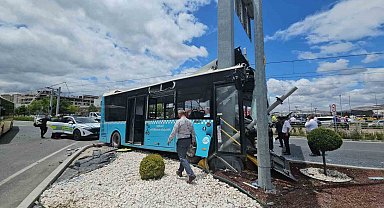 Tır halk otobüsüne ve otomobile çarptı: 8 yaralı