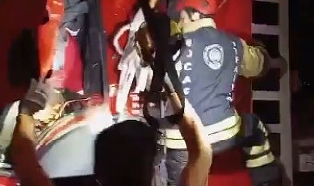 Tır, tıra arkadan çarptı: Sıkışan sürücüyü kurtardılar