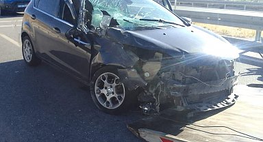 Tıra arkadan çarpan otomobilde 2 kişi yaralandı