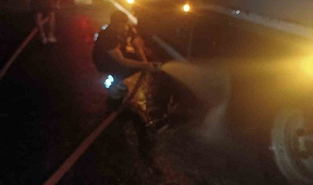 Tırda çıkan yangına itfaiyeden seyir halindeyken müdahale