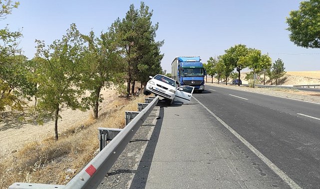 Tırın çarptığı otomobil demir bariyerin üzerine çıktı: 3 yaralı
