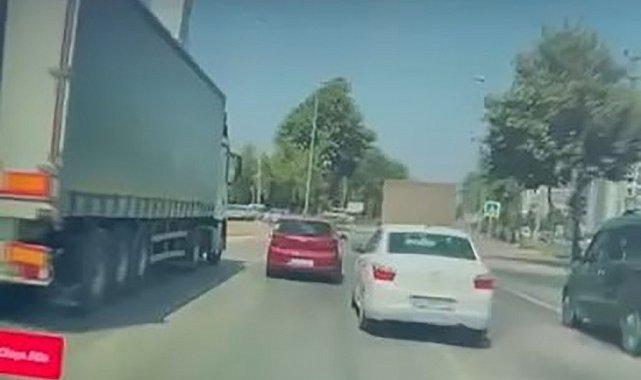 Tırın kör noktasında kalan otomobil, kullanılmaz hale geldi