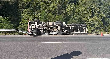 Tomruk yüklü tır devrildi, faciadan dönüldü