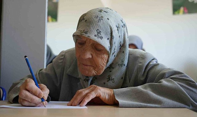 Torun sahibi ninelerin okumayı öğrenme azimleri imrendiriyor