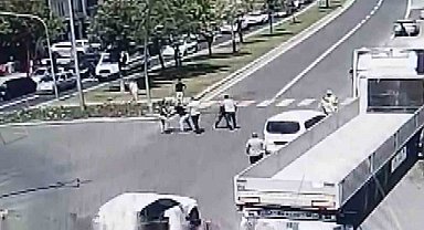 Trafikte 'niye yavaş gidiyorsun' kavgası