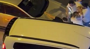 Trafikte tartıştığı sürücüyü iki aracın arasına sıkıştırıp darp etti