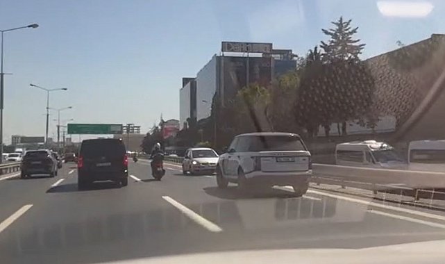 Trafikte ters yönde geri geri giden araç kamerada