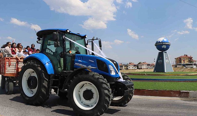 Traktör konvoyu ile sünnet düğünü
