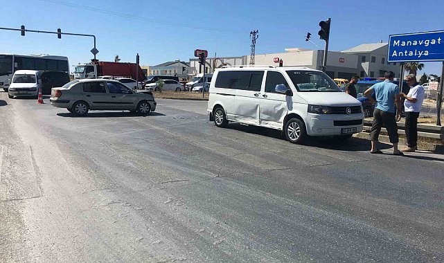 Tur aracı ile otomobil çarpıştı: 2 çocuk yaralandı