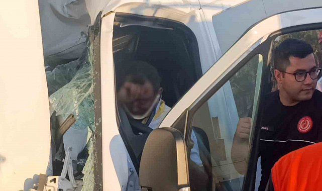 Tur aracı kamyonun altına girdi, sıkışan sürücü için ekipler alarma geçti