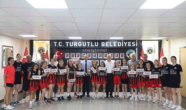 Turgutlu Belediyespor ikincilik kupasını Başkan Akın'la paylaştı