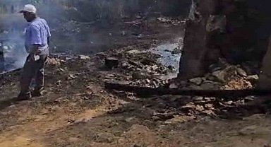 Tutuşan saman balyaları ile büyüyen alevlere itfaiye müdahale etti