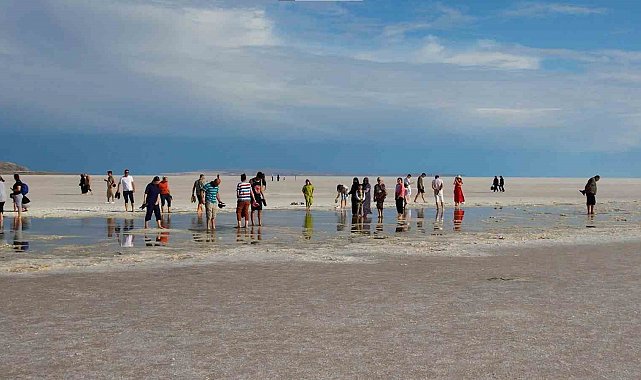 Tuz Gölü ziyaretçilerin akınına uğruyor