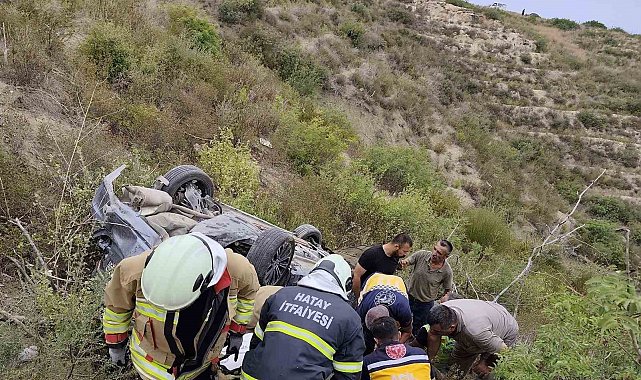Uçuruma yuvarlanarak ters dönen otomobildeki 4 kişi yaralandı