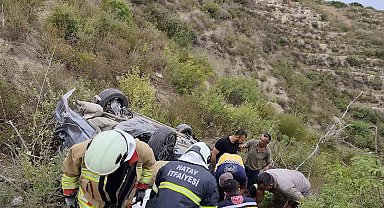 Uçuruma yuvarlanarak ters dönen otomobildeki 4 kişi yaralandı