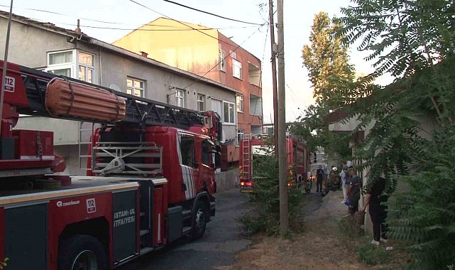 Ümraniye'de 3 katlı binanın çatısında korkutan yangın