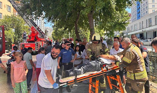 Ümraniye'de binanın çatısında çıkan yangın yandaki binaya da sıçradı