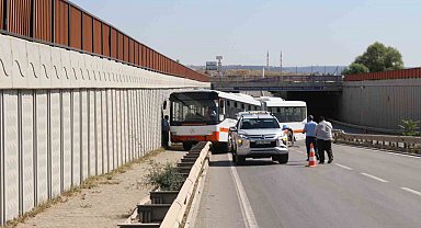 Üniversiteye giden belediye otobüsü bariyerlere çıktı, facia kıl payı ile atlatıldı