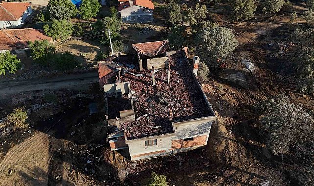 Uşak'ta devam eden yangının tahribatı gün ışığıyla ortaya çıktı