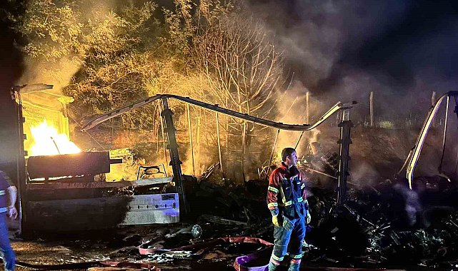 Uşak'ta tırın dorsesi alev alev yandı