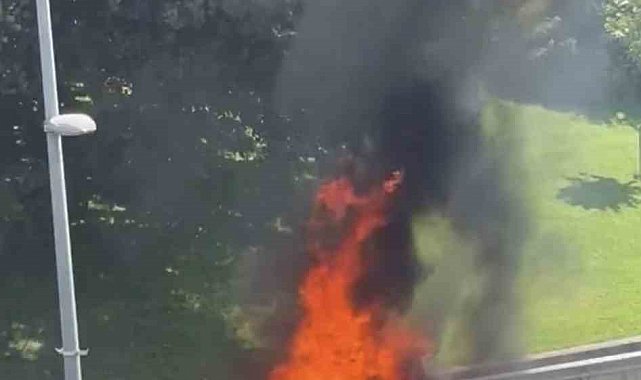 Üsküdar'da lüks otomobil alev alev yandı