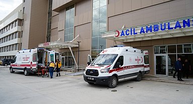 Üzerlerine inşaat kalıbı düşen iki işçi yaralandı