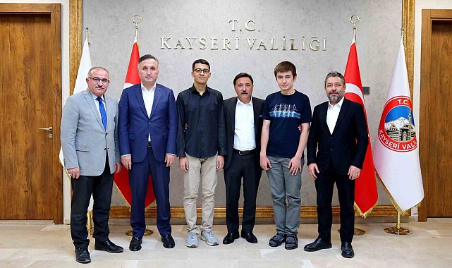 Vali Çiçek, YKS'de dereceye giren öğrencileri makamında kabul etti