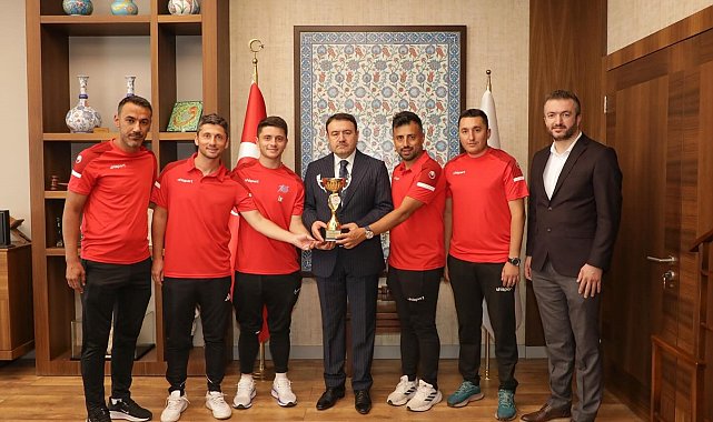 Vali Musa Işın, Türkiye Şampiyonu Kütahya Ecofirm Ayak Tenisi Takımını ağırladı