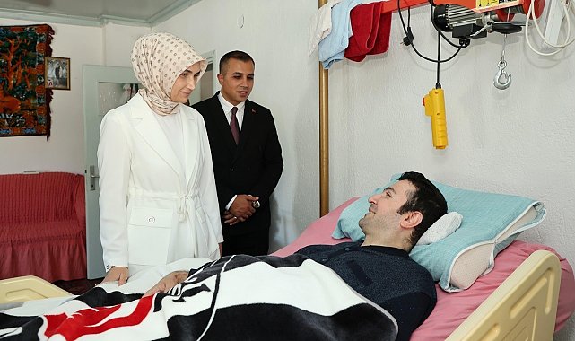 Vali özel bireye aşığı olduğu takımın formasını hediye etti