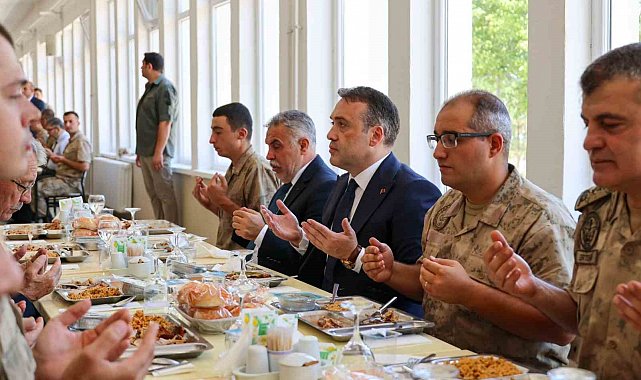 Vali Sözer Mehmetçiklerle aynı sofrada buluştu