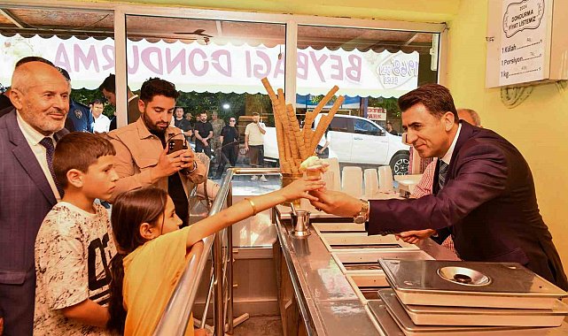 Vali tezgahın başına geçti, çocuklara dondurma doldurup ikram etti